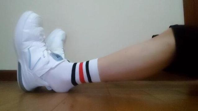 小男孩穿袜子磨蹭拖延特写照片