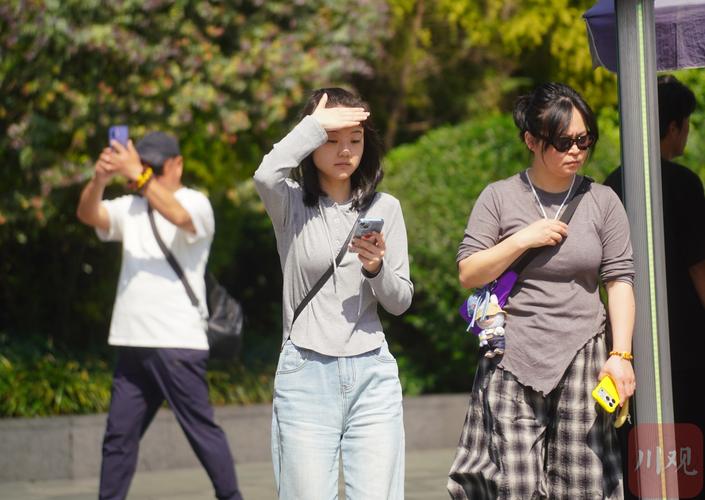 高温天户外行人穿宽松浅色短袖出行实拍