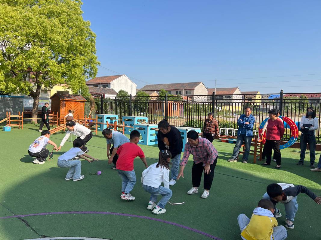 乡镇中心公办幼儿园户外活动场景图