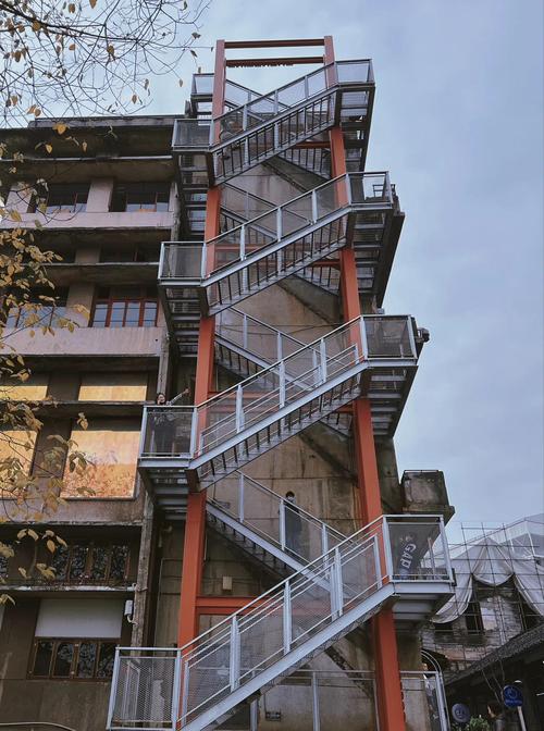 鹅岭二厂消防楼梯光影