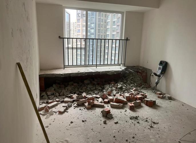 飘窗改造拆除墙体施工现场图