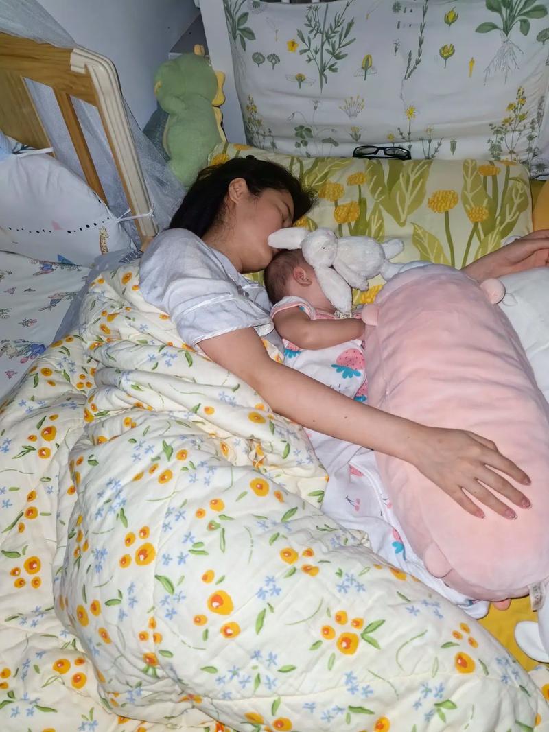 妈妈深夜抱着宝宝哄睡卧室场景