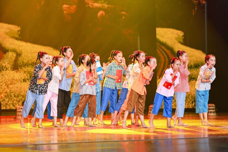 乡村小学戏剧进校园孩子上台表演的笑脸照片