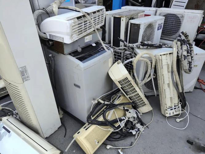 家电维修更换下来的旧零件摆放在地面的实拍