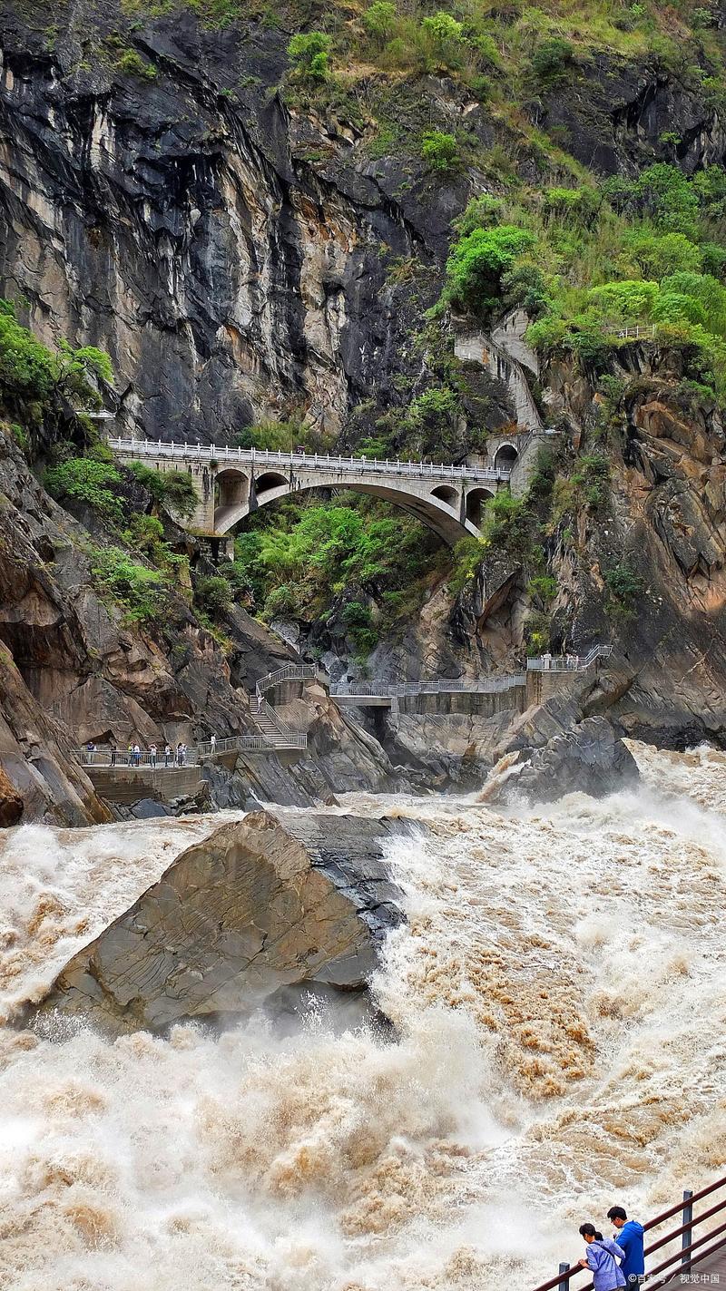 虎跳峡中虎跳石阶纳西背夫休息处