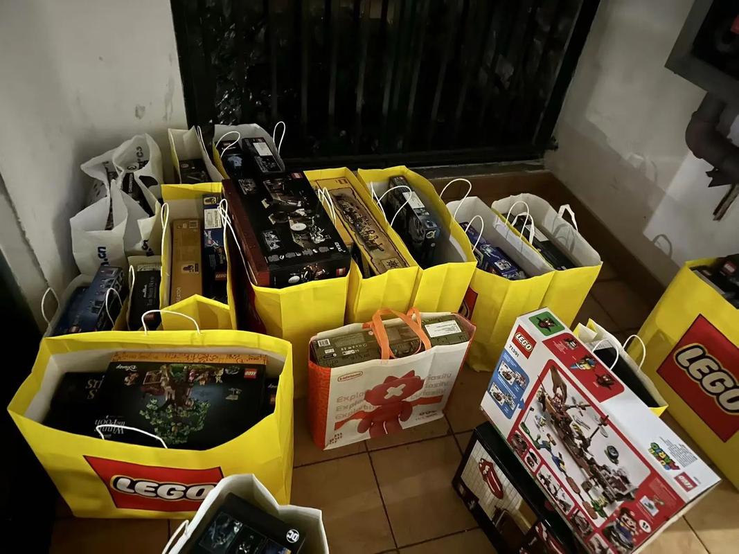 收藏柜里整齐展示未拆封的绝版乐高套装