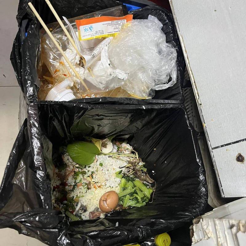 餐桌上摆着分类放好的拆开外卖包装垃圾