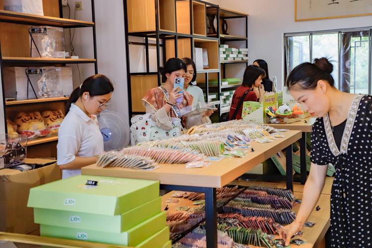 商圈文创门店非遗苏绣纹样笔记本陈列货架