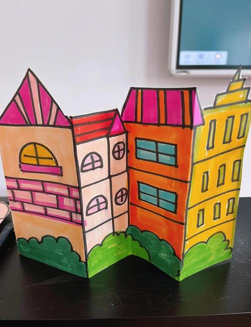 小学生展示创意立体城市模型作品