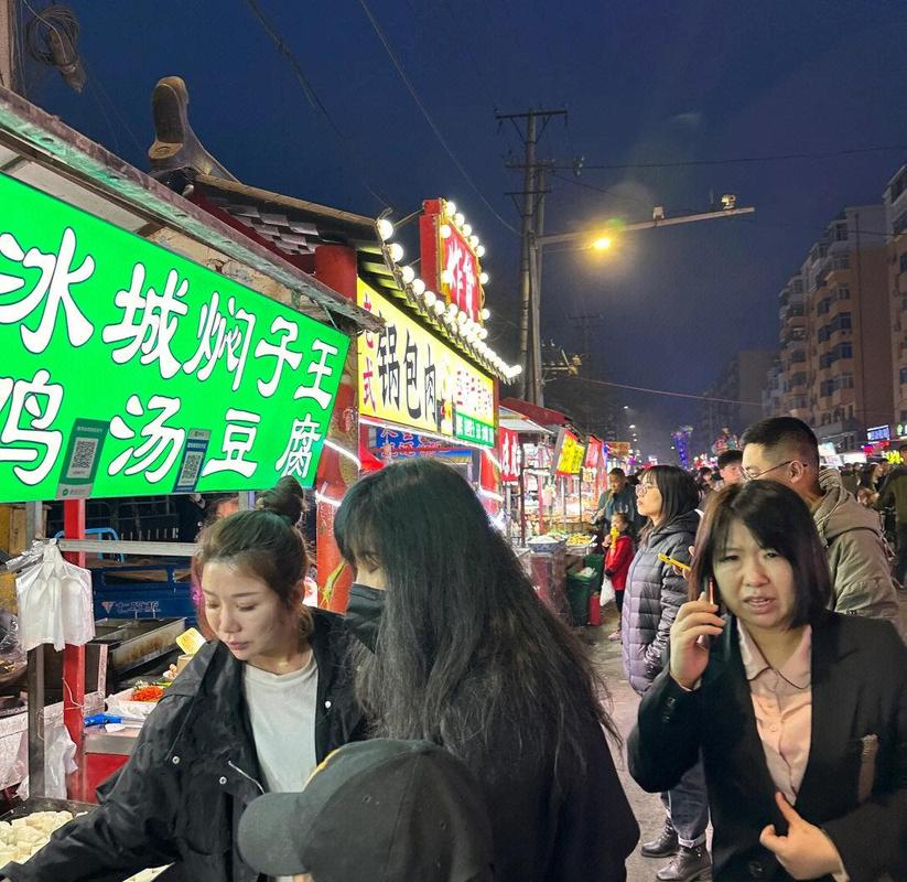 哈尔滨中央大街小吃摊人气爆棚