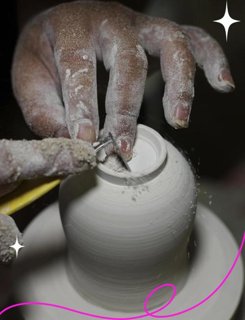 景德镇现代手工艺匠人数控修坯作业场景