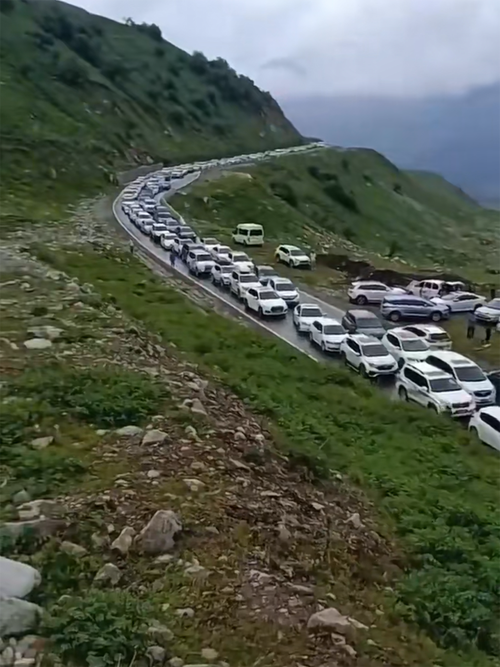 独库公路旺季自驾游堵车长龙实拍