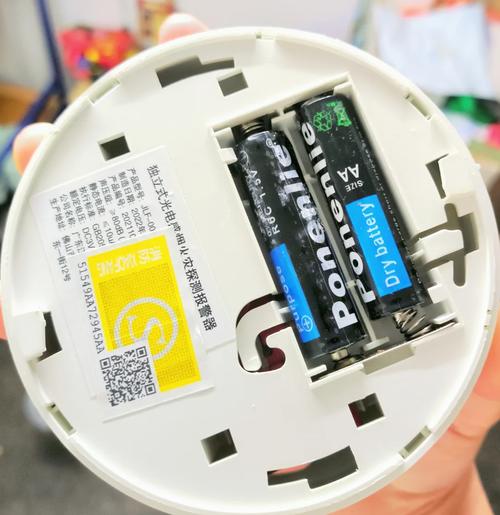 家用天花板烟雾报警器换电池操作实拍