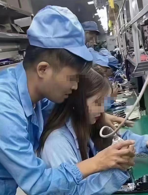 工厂女工深夜车间工作间隙看手机里孩子照片