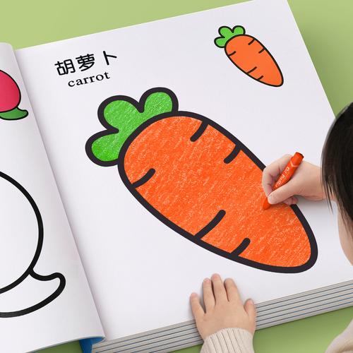3岁幼儿举着满是蜡笔印的小手给家长展示自己涂鸦作品的实拍图