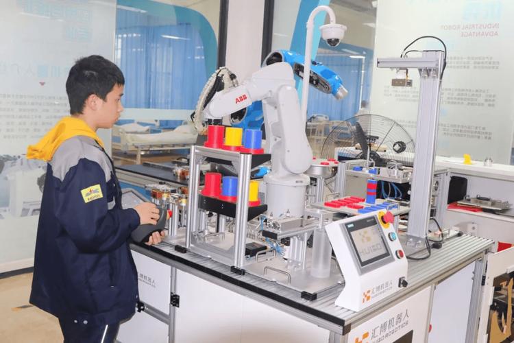 八岁女孩在工业科普展厅操作可编程机械臂教具