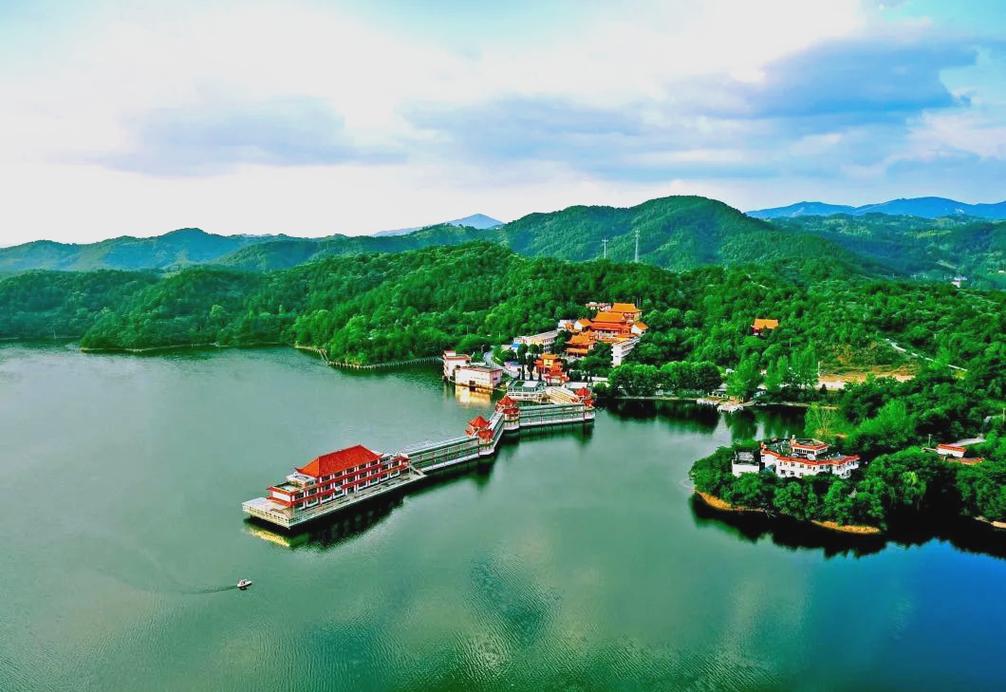 湖北南漳水镜湖远山湖景