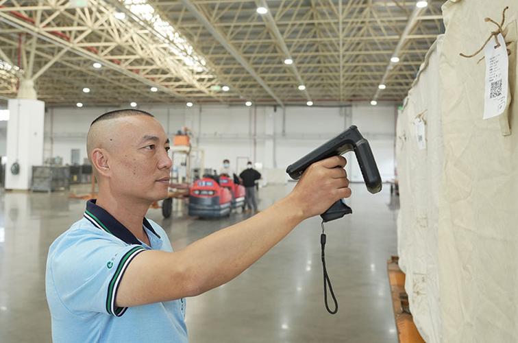 机械制造车间工人使用ERP手持终端扫码