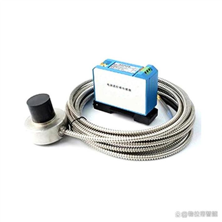 被油污覆盖的工业传感器探头