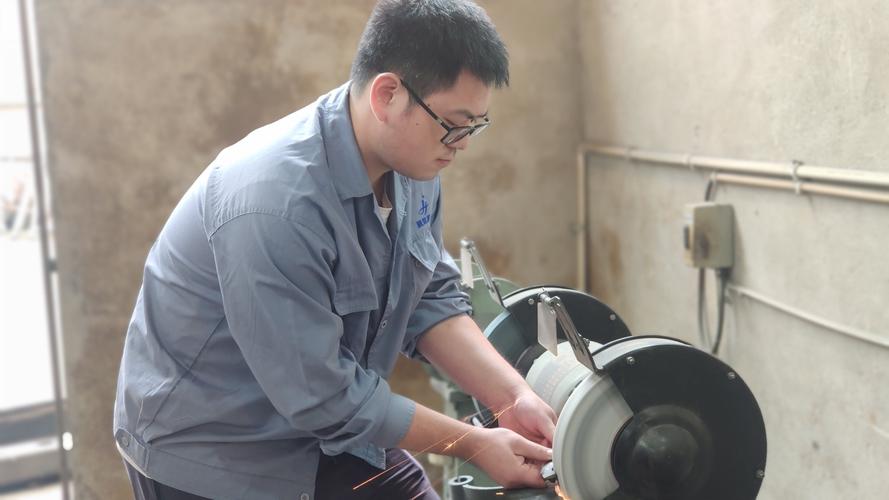 上海工具厂车间工人在磨钻头