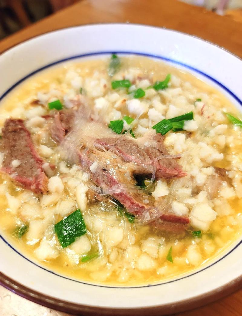 西安羊肉泡馍食客手工掰馍特写