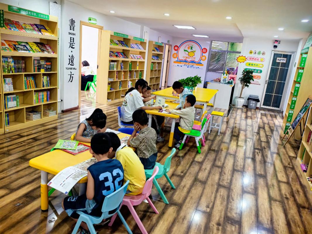 工厂暑期员工子女临时托管角小孩看书场景