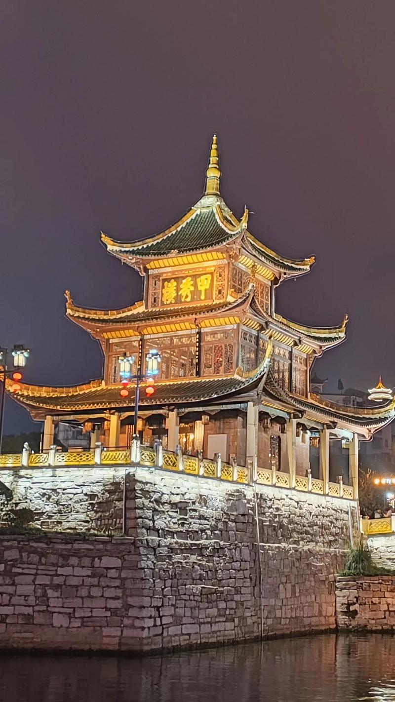 甲秀楼:深夜的南明河比白天有骨气
