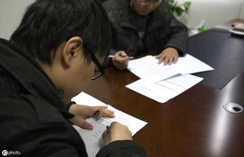 企业试用期劳动合同签订现场