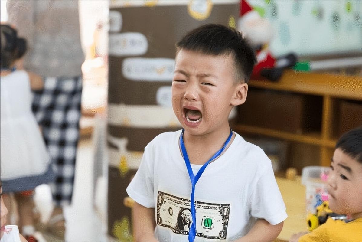 幼儿园课堂中孩子注意力涣散的瞬间
