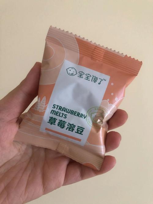3岁小男孩攥着草莓溶豆躲在急诊室墙角