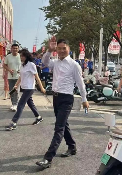 烧烤摊门口穿代驾马甲拉客的男子