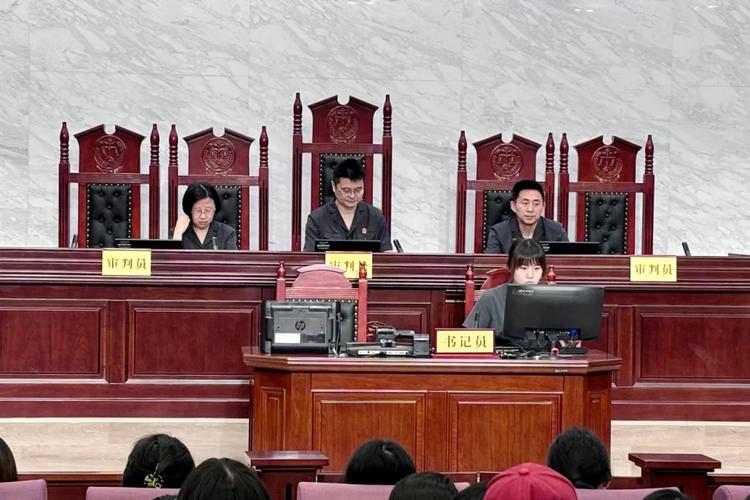 子女大学学费分担纠纷法院庭审现场记录页