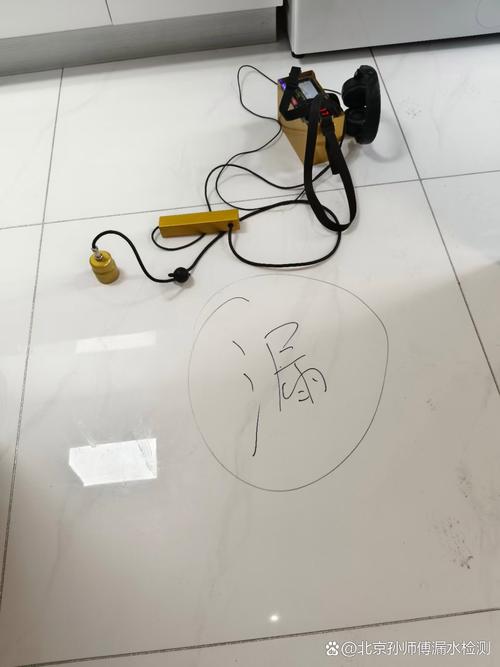 墙面渗水点纸巾测试操作实拍图