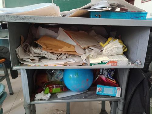 中小学教室墙角堆着的落灰档案袋