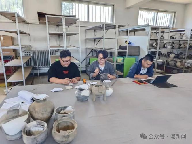 出土文物移交文物局工作人员清点登记现场