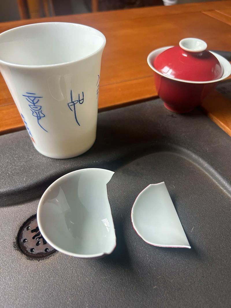订婚敬茶环节茶杯掉落尴尬瞬间