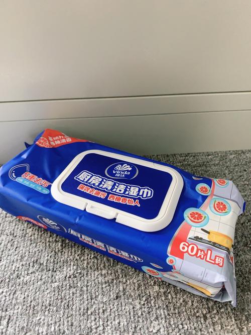 客厅餐桌上放着用过的一次性厨房湿巾