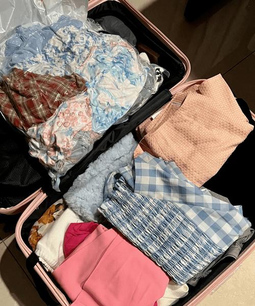洱海边被衣服堆满的行李箱