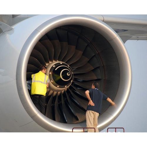 等离子喷涂航空发动机叶片现场作业图