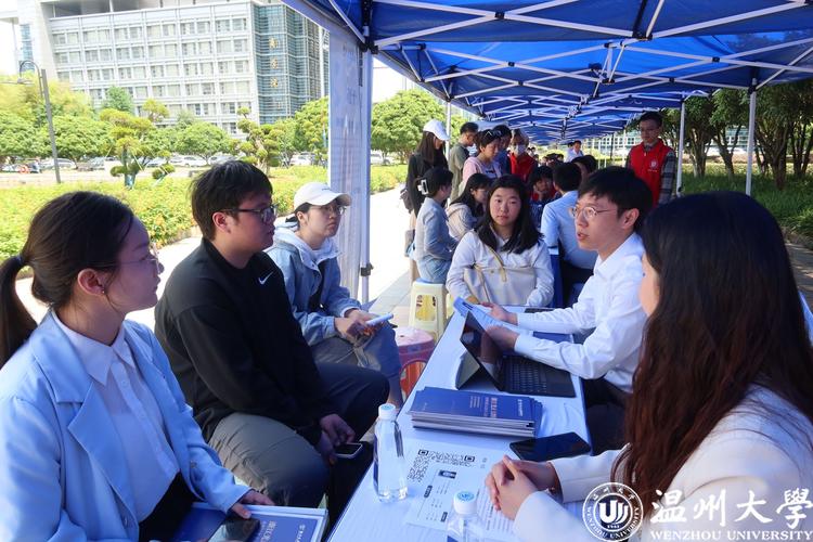 法律硕士毕业生参加律所招聘会拥挤场景