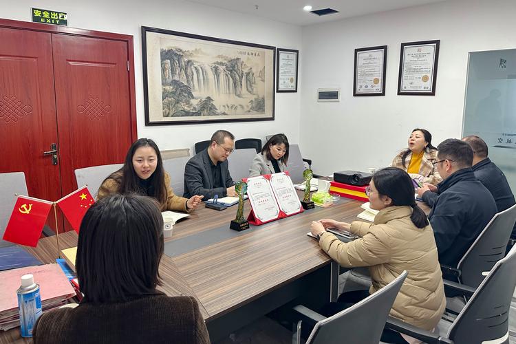 办公室跨部门沟通对接工作场景图