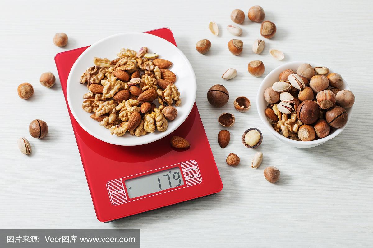 厨房桌面一把混合坚果与量秤特写