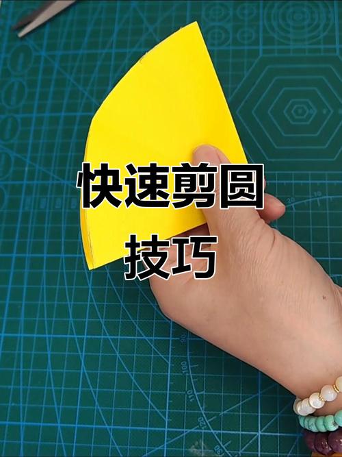 幼儿使用圆头安全剪刀剪纸过程