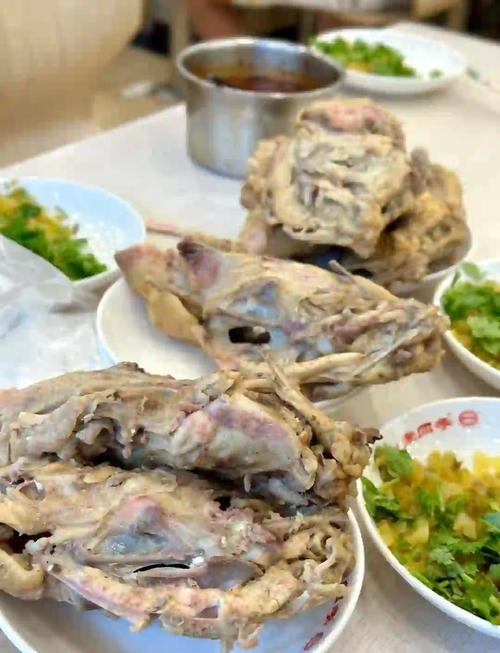 老四季抻面店煮鸡架特写