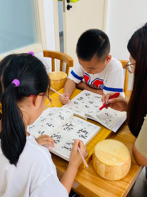 家庭餐桌上孩子背古诗互动场景