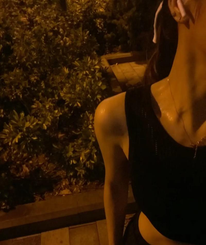 跑者深夜冒雨跑步打卡自拍