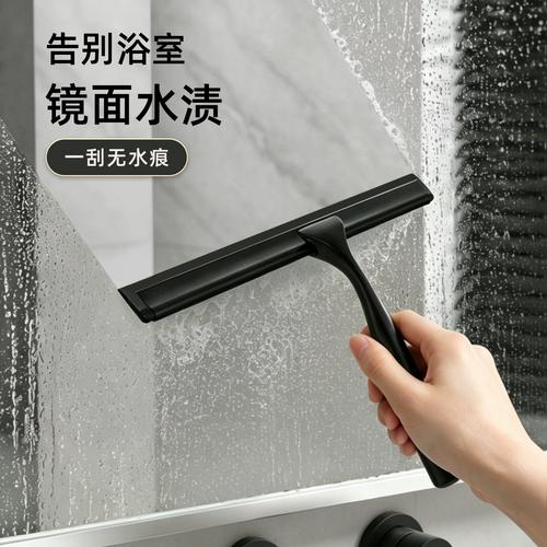 用硅胶刮水板刮淋浴区墙面水珠实拍