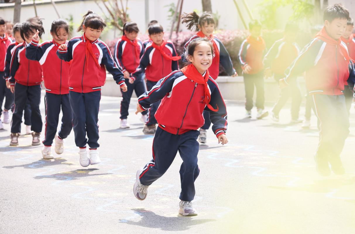 小学大课间孩子们在操场自由玩耍