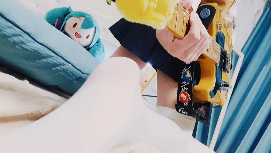 零基础学员对着手机录自己爬格子练琴的桌面视角