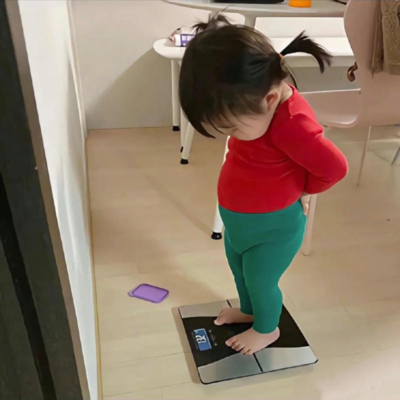 家长在家给宝宝称体重实拍图